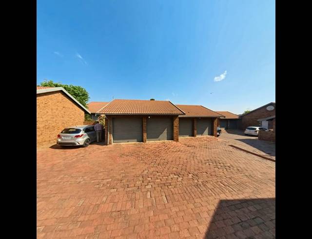 3 BEDROOM TOWNHOUSE FOR SALE IN BIRCH ACRES